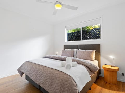 Bed, Photo of the whole room, Bedroom, fireplace, towels