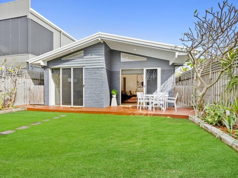 Property building, Patio, Spring, Day, Garden, Garden view