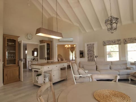 Collins Cottage - Luxury Accommodation House in Bright