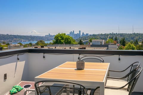 Emerald City Chic - 2Bed&2Bath Townhouse Condo in Fremont