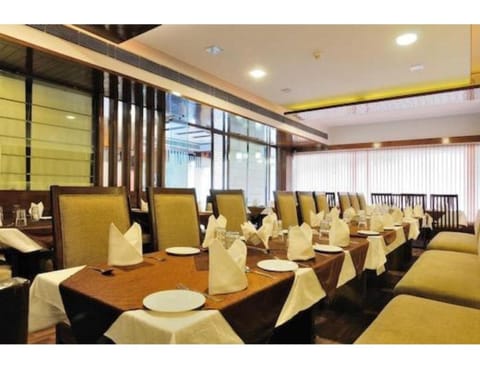 Restaurant/places to eat, Banquet/Function facilities, Breakfast