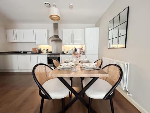 Stylish Urban Sanctuary with Parking Condo in Brentford
