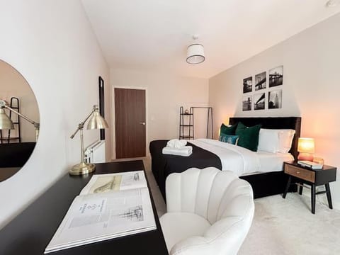 Stylish Urban Sanctuary with Parking Appartement in Brentford