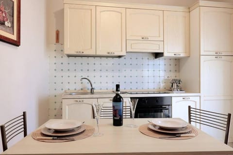 Kitchen or kitchenette, Dining area, pet friendly, stove