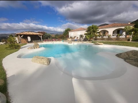 VILLA luxueuse privée avec piscine lagon Villa in Calvi