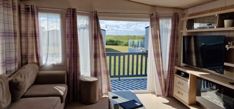 Merlin's Retreat, West Sands Holiday Park, Selsey House in Selsey