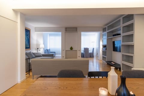 TV and multimedia, Living room, Seating area, Dining area, air conditioner