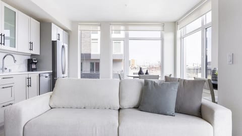 Landing Modern Apartment with Amazing Amenities (ID8566X33) Condominio in Vancouver