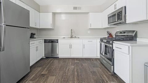 Landing Modern Apartment with Amazing Amenities (ID1232X656) Apartamento in Spring Valley