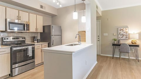 Landing Modern Apartment with Amazing Amenities (ID3078X68) Appartement in Carrollton