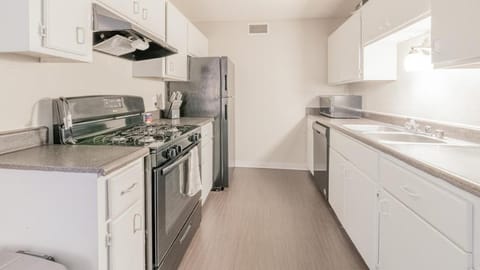 Landing Modern Apartment with Amazing Amenities (ID7515X32) Apartment in Albuquerque