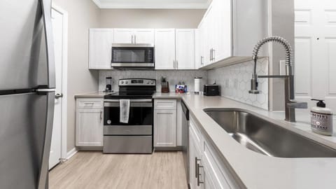 Landing Modern Apartment with Amazing Amenities (ID1208X307) Condominio in Raleigh