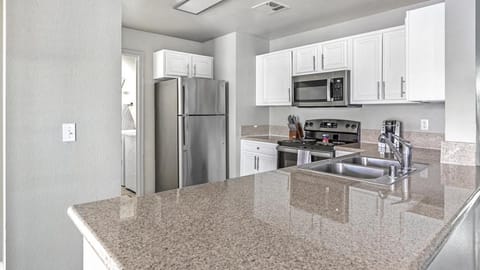 Landing Modern Apartment with Amazing Amenities (ID4301X28) Condominio in Spring Valley