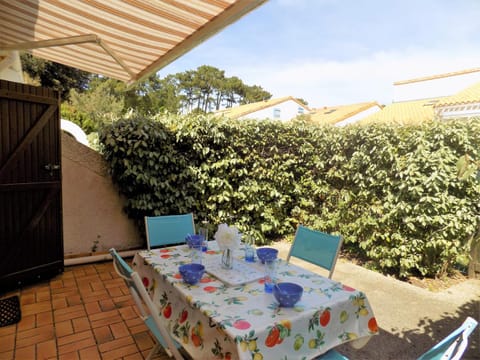 Property building, Patio, Day, Dining area