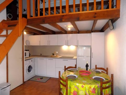 Kitchen or kitchenette, Dining area, minibar, stove, washing machine