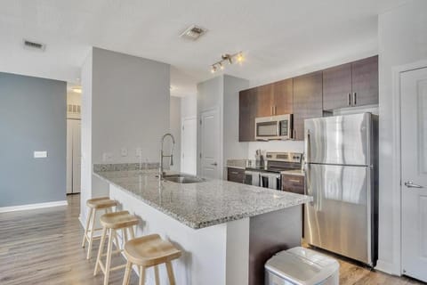 Landing Modern Apartment with Amazing Amenities (ID5692X84) Condominio in Town N Country