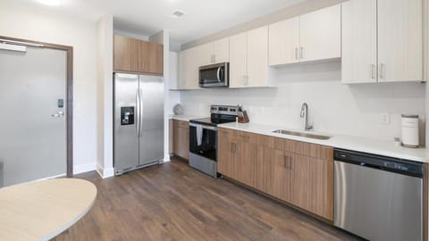 Landing Modern Apartment with Amazing Amenities (ID9133X64) Condominio in The Gulch
