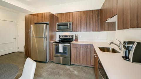 Landing Modern Apartment with Amazing Amenities (ID8493X83) Condominio in Bothell