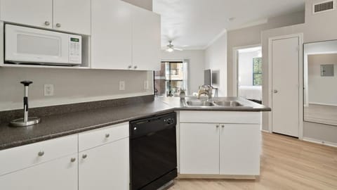 Landing Modern Apartment with Amazing Amenities (ID7886X47) Apartment in Coppell