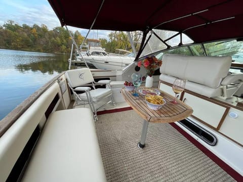 Private Yacht on Catskill Creek Barco atracado in Catskill