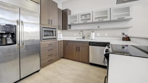 Landing Modern Apartment with Amazing Amenities (ID1000X551) Apartment in Westlake