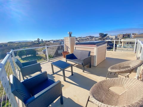 2 min walk to beach! Large Home! Rooftop Deck! Casa in Oceano