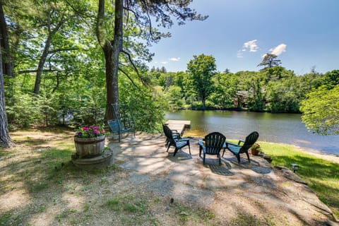 Lakefront Bradford Cottage with Dock, Near Skiing! Casa in Newbury