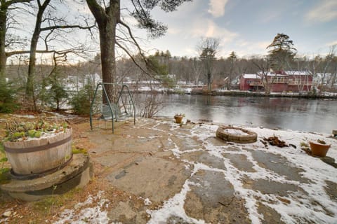 Lakefront Bradford Cottage with Dock, Near Skiing! Haus in Newbury