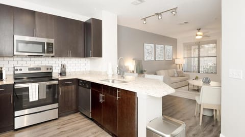 Landing Modern Apartment with Amazing Amenities (ID7605X82) Apartment in Town N Country