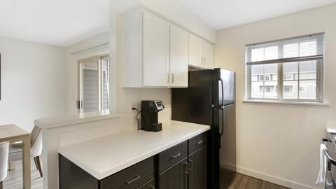 Landing Modern Apartment with Amazing Amenities (ID9275X37) Condo in Lynnwood