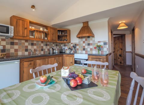 Kitchen or kitchenette, Dining area, minibar, pet friendly, stove