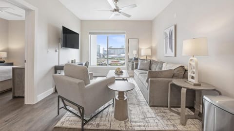 Landing Modern Apartment with Amazing Amenities (ID8931X32) Condominio in The Gulch
