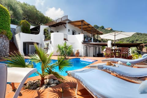 Property building, Patio, Day, Balcony/Terrace, Swimming pool, sunbed