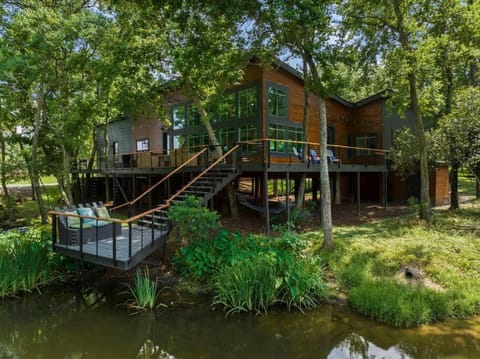 Lux 'Treehouse' on Private Lake: Gameroom, Kayacks House in Lake Conroe