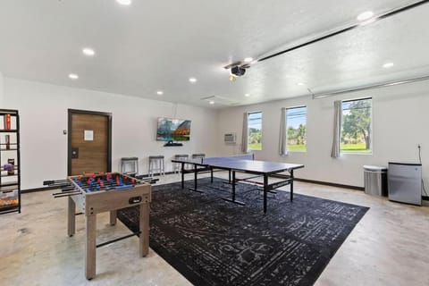 Lux 'Treehouse' on Private Lake: Gameroom, Kayacks House in Lake Conroe