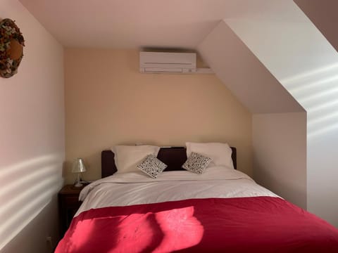 Bed, Photo of the whole room, Bedroom, air conditioner