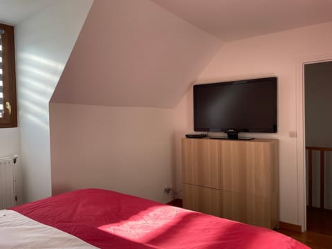 Bed, TV and multimedia, Bedroom