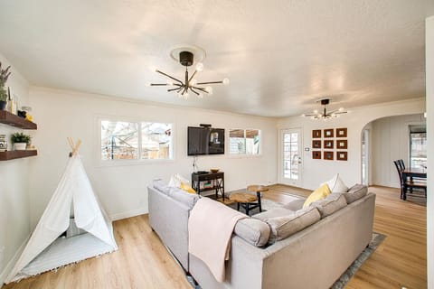 TV and multimedia, Living room, Seating area, Dining area