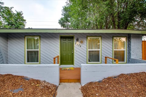 Property building, Facade/entrance, Day