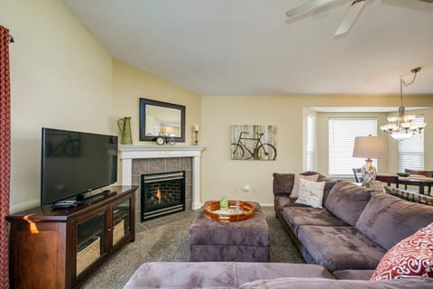 TV and multimedia, Living room, Seating area, fireplace