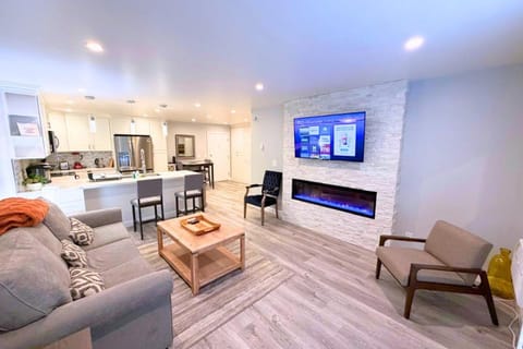 TV and multimedia, Kitchen or kitchenette, Living room, Seating area, Dining area