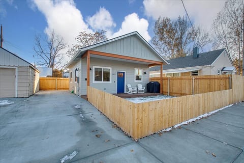 Property building, Facade/entrance, Day, Seating area