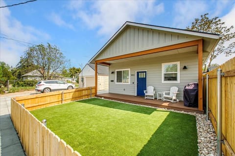 Property building, Facade/entrance, Day, Seating area