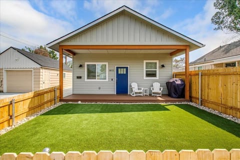 Property building, Facade/entrance, Day, Garden