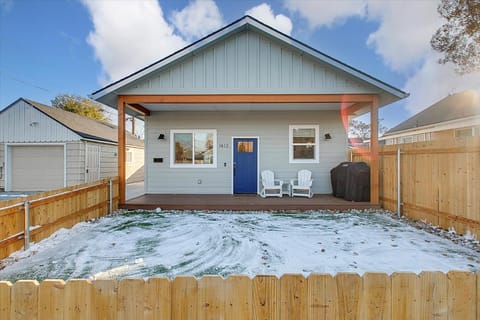 Property building, Facade/entrance, Day, Winter, Seating area