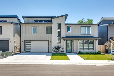 Property building, Facade/entrance, Day