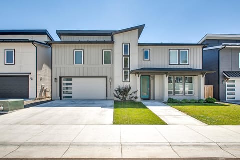 Property building, Facade/entrance, Day