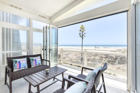 Brand New 3 Bedroom Upper-Level Oceanfront Home House in Newport Beach