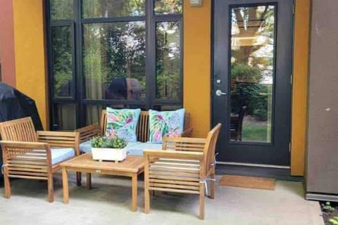 Upscale Resort Stay! Private+Peaceful on Creekside Apartment in Kelowna