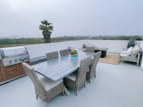 Patio, Day, Natural landscape, View (from property/room), Balcony/Terrace, Seating area, Dining area, Lake view, River view